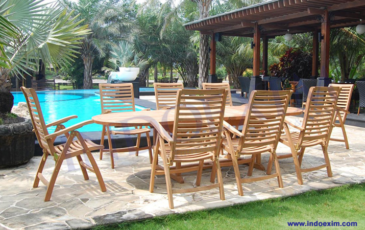 TGF 141  Oval Double Leaf Table & TGF 201  Buckingham Reclining Chair (8 pcs)