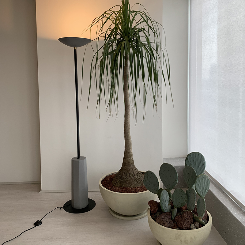 Deluxe interior room decoration standard concrete material decorative floor lamps