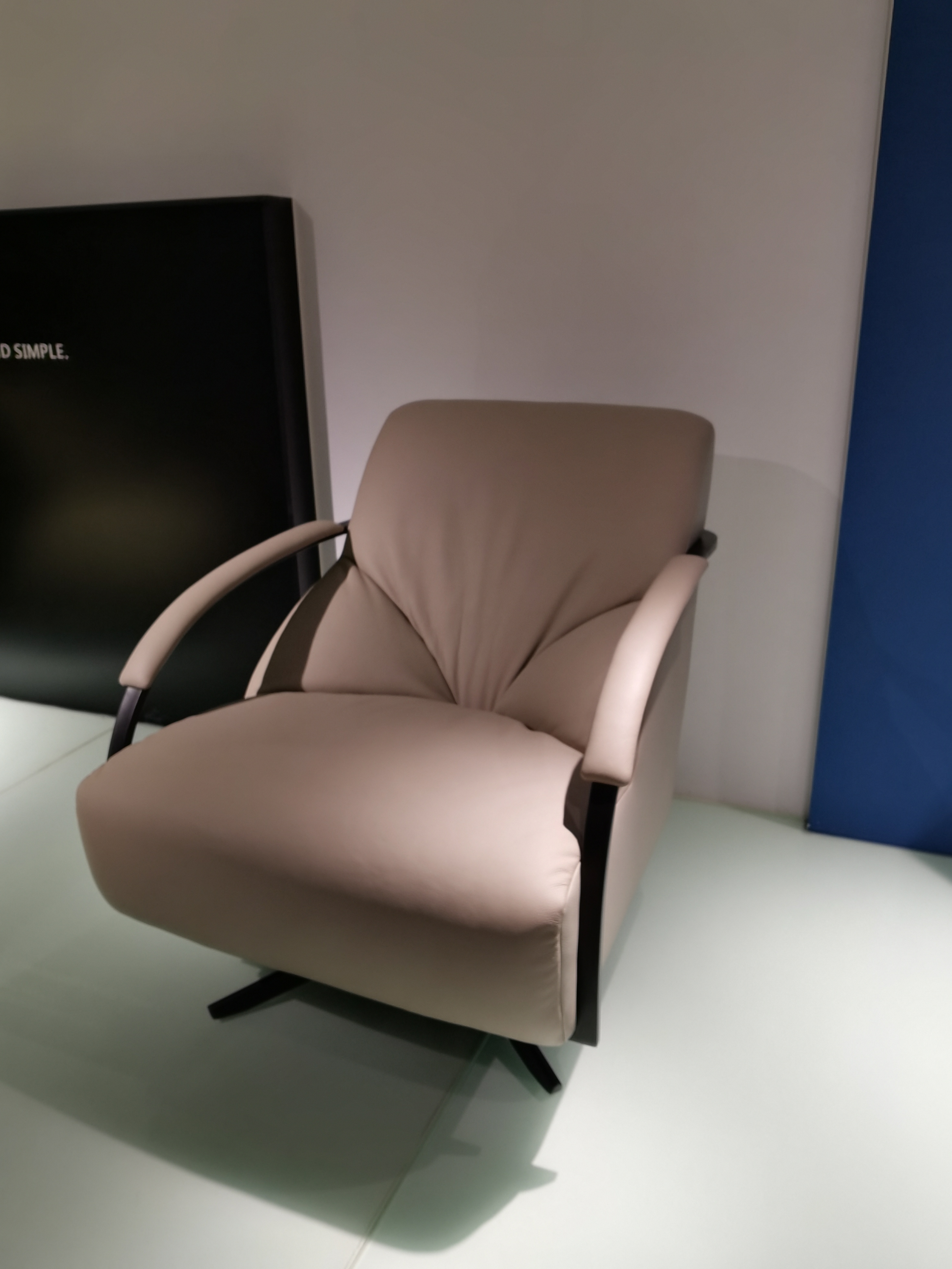 Lounge chair EC-237