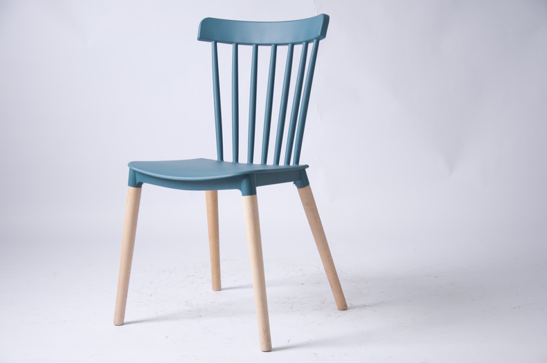 Plastic dinning chair