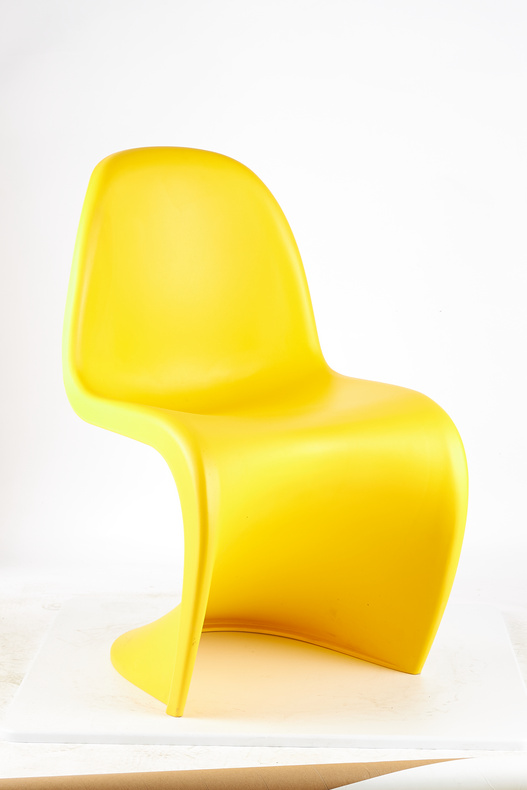 Plastic dinning chair