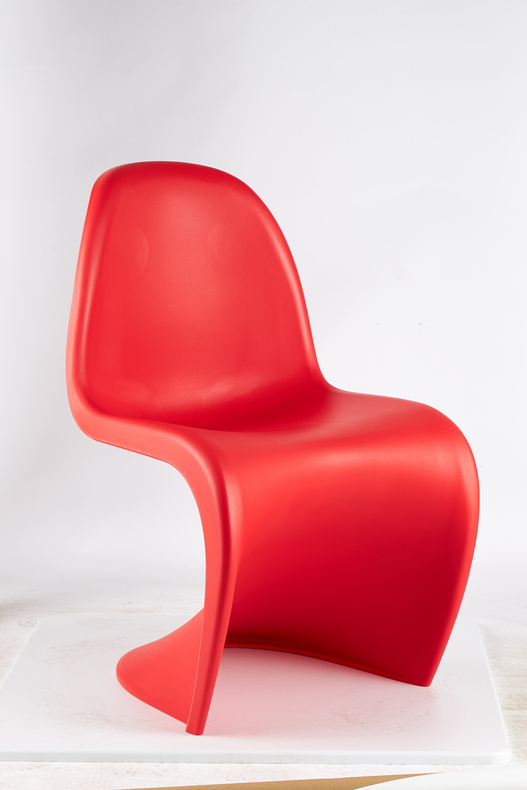 Plastic dinning chair