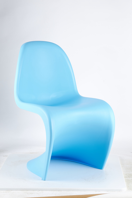 Plastic dinning chair